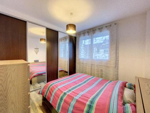 奧奈叢林的住宿－Maison familiale avec jardin，一间卧室设有一张床和一个窗口