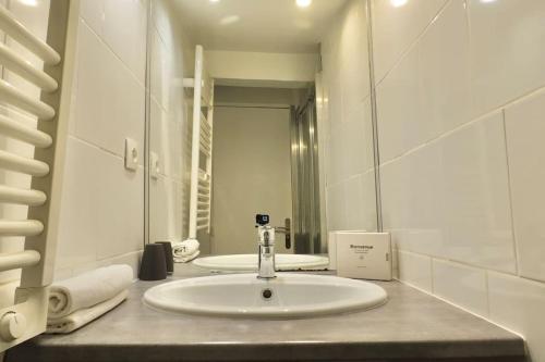 a bathroom with a sink and a mirror at Grand studio à Bordeaux chartrons in Bordeaux