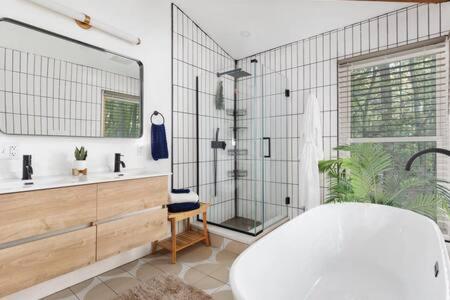 uma grande casa de banho com banheira e chuveiro em Modern Wooded Oasis with Hot Tub, WiFi, Deck, Grill & Dome! em Hedgesville