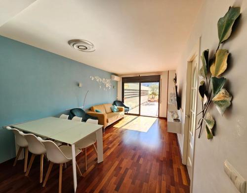 een eetkamer en een woonkamer met een tafel en stoelen bij Apartamento Vilallonga in Figueres
