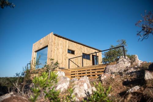 een houten huis op de top van een berg bij El Secreto en las Sierras in Villa Serrana