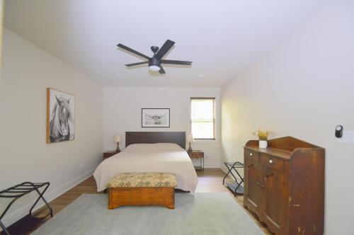 - une chambre avec un lit et un ventilateur de plafond dans l'établissement Pattertwig - Enjoy going out on a limb!, à Morton Grove