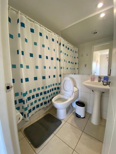 a bathroom with a toilet and a sink at Espectacular departamento in Algarrobo