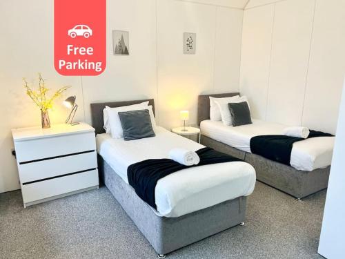 Un pat sau paturi într-o cameră la Large Townhouse 5 Beds with Two Parking Spaces - Manchester City Centre