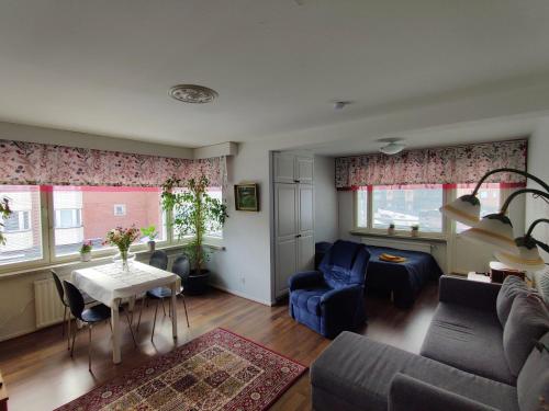 City Home Lahti في لاهتي: غرفة معيشة مع أريكة وطاولة