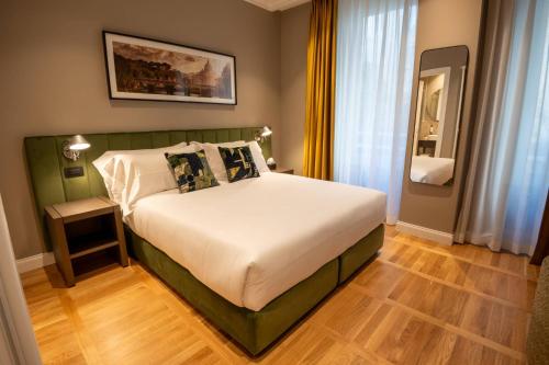 um quarto com uma cama e um espelho em Domus 213 Guest House em Roma