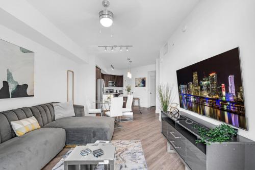 TV a/nebo společenská místnost v ubytování Tranquil 1 Bed Escape in Doral With Free Parking