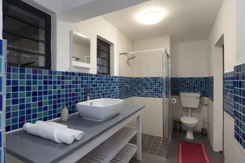 Ένα μπάνιο στο Korhaan House by Host Agents