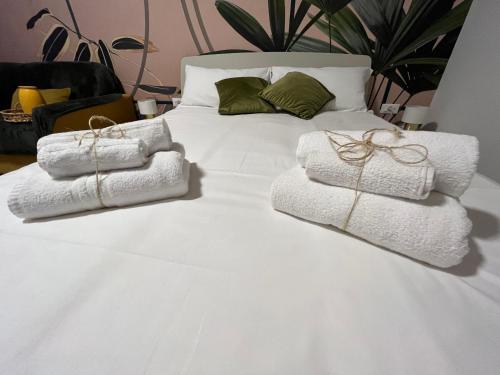 a white bed with towels on top of it at Calari Rooms - Monolocale in Bologna