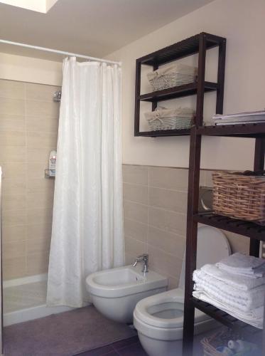 レトイアンニにあるCasa Vacanze Letojanniのバスルーム(トイレ、シャワーカーテン付)