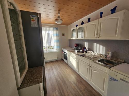 Dapur atau dapur kecil di Ferienhaus und Straußwirtschaft im Weinberg