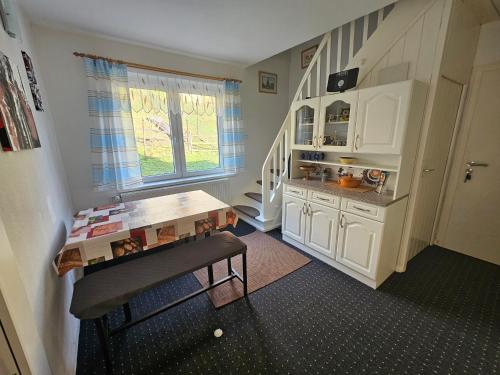 Dapur atau dapur kecil di Ferienhaus und Straußwirtschaft im Weinberg