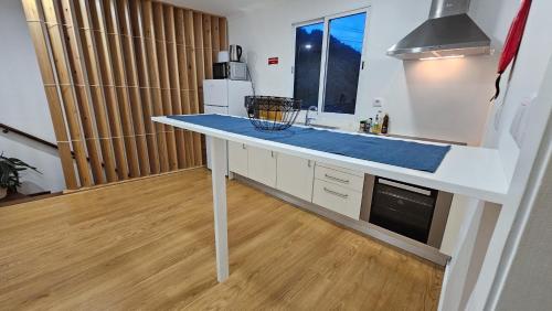 a kitchen with a counter top in a room at A m a r - 450m from the beach in São Roque