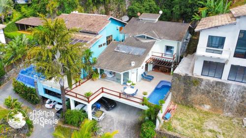 uma vista aérea de uma casa com piscina em Casa incrível em Ilhabela com piscina e vista mar em Ilhabela