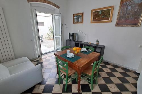 利沃諾的住宿－Davantialmare，客厅配有桌子和沙发