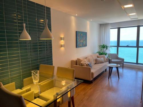 uma sala de estar com um sofá e uma mesa em HY Apartments & Hotels no Recife