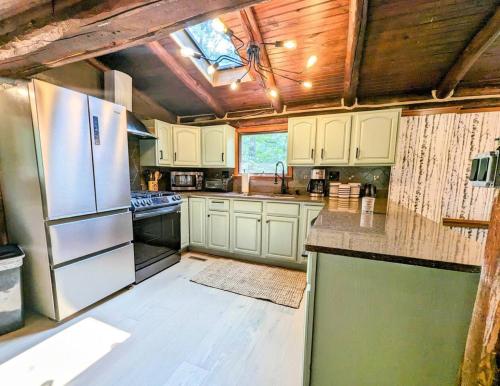 Una cocina o zona de cocina en Rustic Escape in Greenwood Lake