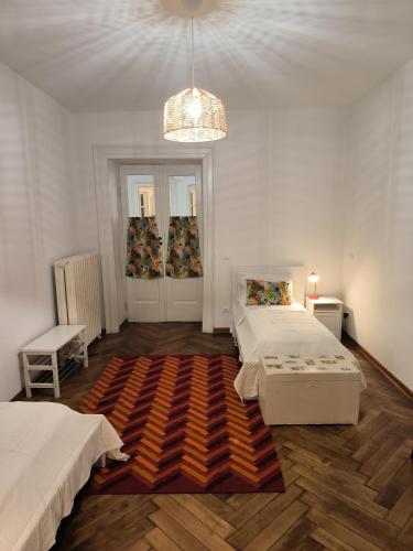 - une chambre avec 2 lits et un lustre dans l'établissement Appartamenti della Valle, à Trieste