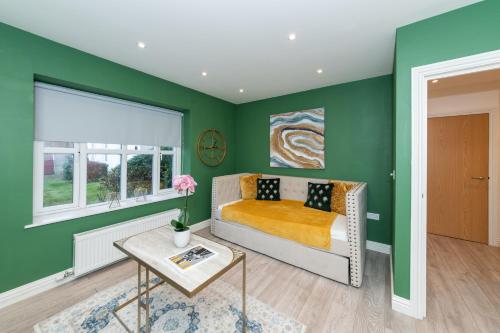 een groene kamer met een bed en een tafel bij Free Parking Guaranteed Weekly & Monthly Stay Savings Close to City Centre in Reading