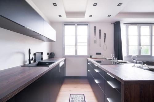 Кухня или мини-кухня в Le Black & White - 10 min Orly, 3 min gare Juvisy
