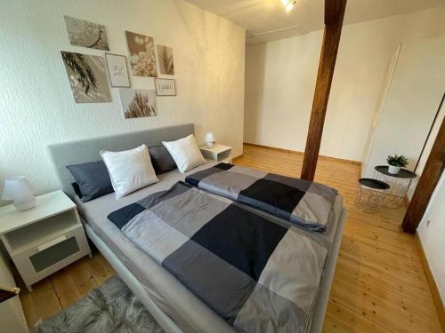 1 dormitorio con 1 cama grande en una habitación en Zentrale DG-Oase in Jugendstilvilla (mit Stadtblick), en Wittlich