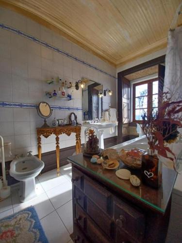 a bathroom with a sink and a toilet at Casario do Vale Hospedagem e Eventos in Assento