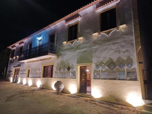 ein Gebäude mit Lichtern an der Seite in der Nacht in der Unterkunft Casario do Vale Hospedagem e Eventos 