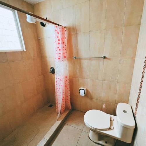 a bathroom with a toilet and a shower at Departamento Vacacional en el Centro de Loja in Loja