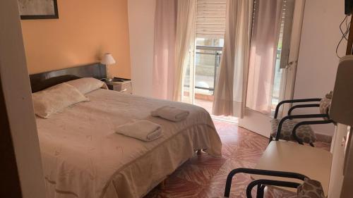 um quarto com uma cama com duas toalhas em Hotel LB em Necochea
