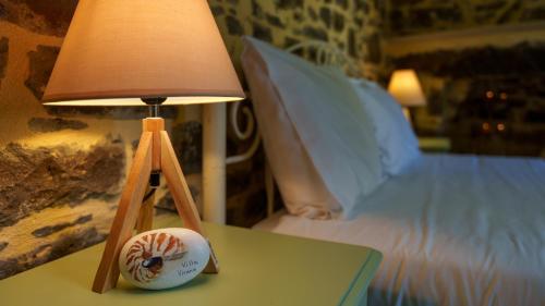 eine Lampe auf einem Tisch neben einem Bett in der Unterkunft Villa Vienna in Káto Viánnos