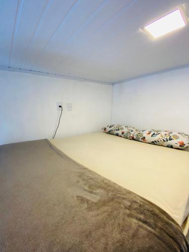 a white room with two beds in it at DuPai Sorocaba 11 in Sorocaba