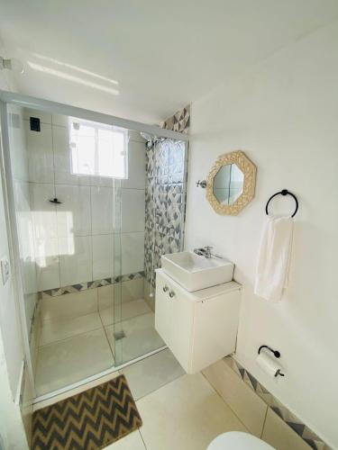 索羅卡巴的住宿－DuPai Sorocaba 11，带淋浴、卫生间和盥洗盆的浴室