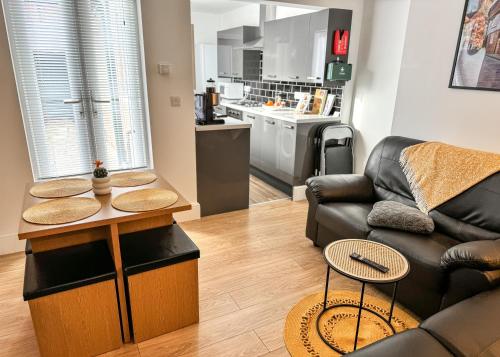 Η κουζίνα ή μικρή κουζίνα στο Book your stay near Bailgate the heart of Lincoln! Short let & longer bookings welcome, weekly and monthly offers