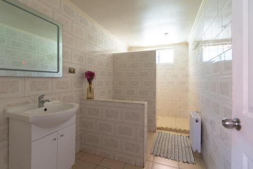 W białej łazience znajduje się umywalka i lustro. w obiekcie Hotel Linares w mieście Linares