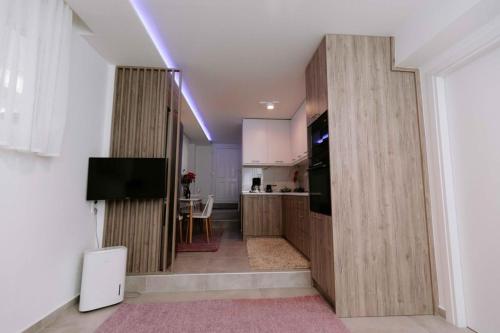 um quarto com uma cozinha e uma sala de estar em Suzana's Urban apartment em Tessalônica