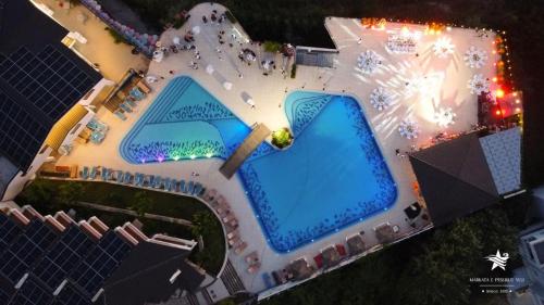 Bazén v ubytování Chateau Linza Resort nebo v jeho okolí