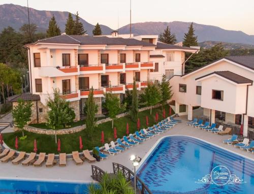 uma vista aérea de um hotel com uma piscina em Chateau Linza Resort em Tirana