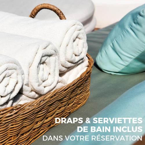 un panier de couvertures et de services de barn insulads dans l'établissement Bel appartement centre de Nîmes, à Nîmes