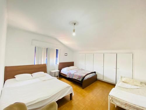 1 dormitorio con 2 camas y mesa. en Knowesgate Hotel B&B, en Newcastle