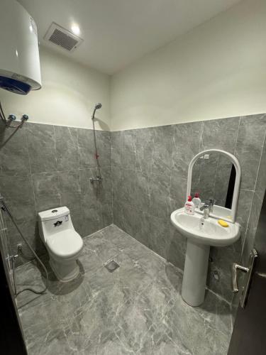 a bathroom with a sink and a toilet and a mirror at شقه فاخره الملز in Riyadh