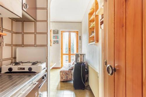 a kitchen with a stove and a refrigerator in it at Monolocale incantevole con una vista panoramica in Filettino