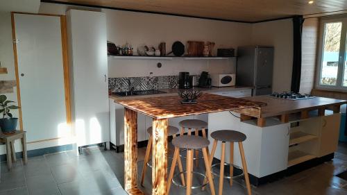 O bucătărie sau chicinetă la Maison rénové en pierre