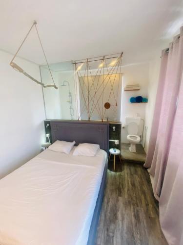 um quarto com uma cama e um WC num quarto em Fairyland private room em Port Louis