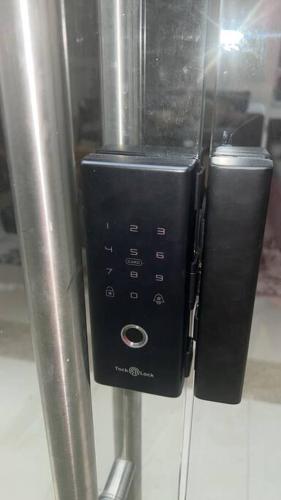 a black microwave oven is attached to a pole at Residencia Corinto La Cima Frac Burgos Bugambilias in Temixco
