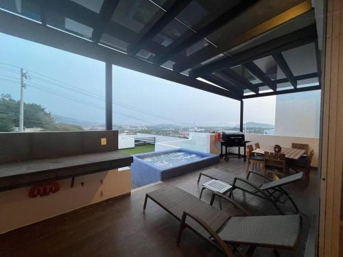 a living room with a view of a living room at Residencia Corinto La Cima Frac Burgos Bugambilias in Temixco
