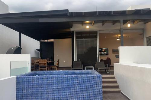 a room with a table and chairs in a building at Residencia Corinto La Cima Frac Burgos Bugambilias in Temixco
