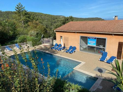 - une piscine avec des chaises longues bleues à côté d'une maison dans l'établissement LA O'LISO Gorges de l'Ardèche gîte 4 places avec piscine à 5mn du Pont d Arc, à Salavas