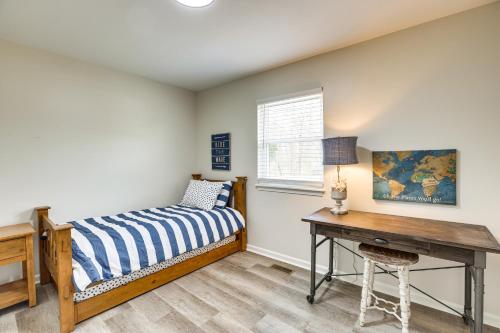 Кровать или кровати в номере 10 Mi to UAB Inviting Home with Free Parking and WiFi
