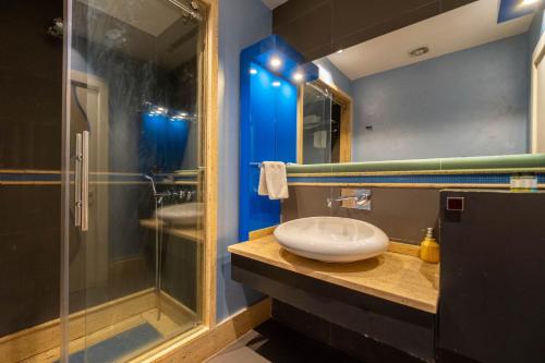 La salle de bains est pourvue d'un lavabo et d'une douche en verre. dans l'établissement Ar-mo-ni, à Istanbul