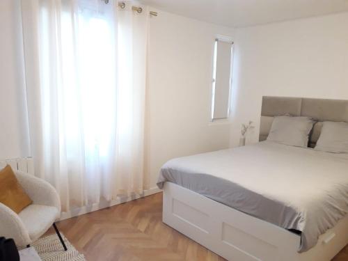 une chambre avec un lit, une chaise et une fenêtre dans l'établissement Champs Elysées Luxury appartment, à Paris